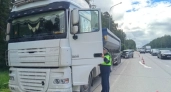 На Сибирском тракте в Екатеринбурге водитель LADA Largus насмерть врезался в стоящий грузовик