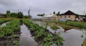 В Кушве, пострадавшей от смерча, подтопило дома из-за засорения русла реки