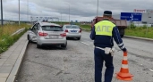 Кошмар на перекрестке: лихач на Hyundai протаранил семью с детьми в Екатеринбурге
