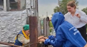 Волонтеры спасли пенсионерку и ее пса из затопленного дома в Свердловской области