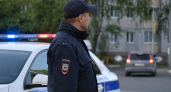 В Свердловской области пенсионерка выбивает окна и кидает горшки во двор