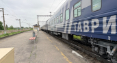 Всегда беру верхнюю боковую у туалета, пока соседи крутят пальцем у виска: вот почему это лучшее место в плацкарте