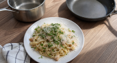 Забудьте про скучные макароны с сосисками: как приготовить из остатков продуктов ресторанный ужин за 15 минут