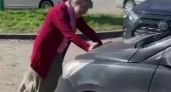В Екатеринбурге художница и поэтесса остановила авто в очереди на заправке