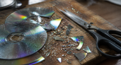 Скупаю все CD-диски, хотя плеера нет: делаю на даче красивые украшения из блестящего пластика