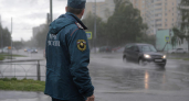 Улицы Екатеринбурга ушли под воду из-за сильного ливня и забитых ливневок