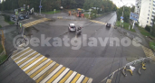 В Екатеринбурге на перекрестке Шаумяна и Ясной сбили летевшего на зеленый байкера