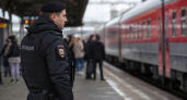 На екатеринбургском вокзале пассажира электрички скрутили люди в масках