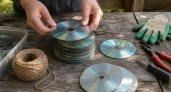 Скупаю старые CD-диски сотнями, но не для плеера: тащу на дачу и делаю полезные штуки - зеркальную мозаику и защиту ягод