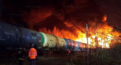 Под Екатеринбургом сошли с рельсов 20 вагонов и вспыхнули семь цистерн