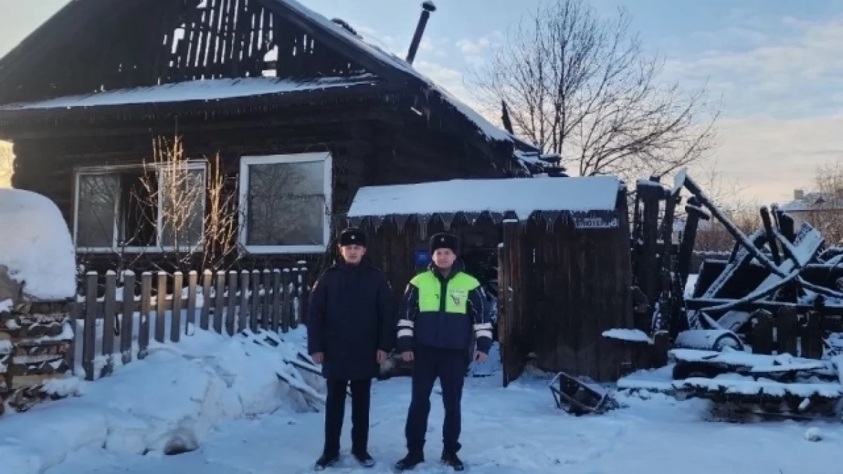 Не только на дороге: в Свердловской области инспекторы ГИБДД спасли пенсионеров из горящего дома