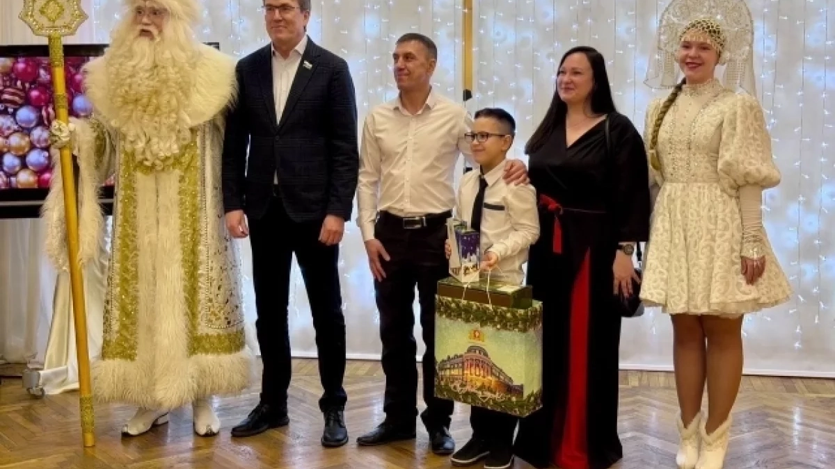 Губернатор Паслер исполнил новогодние мечты детей: телескоп, балет и личная встреча