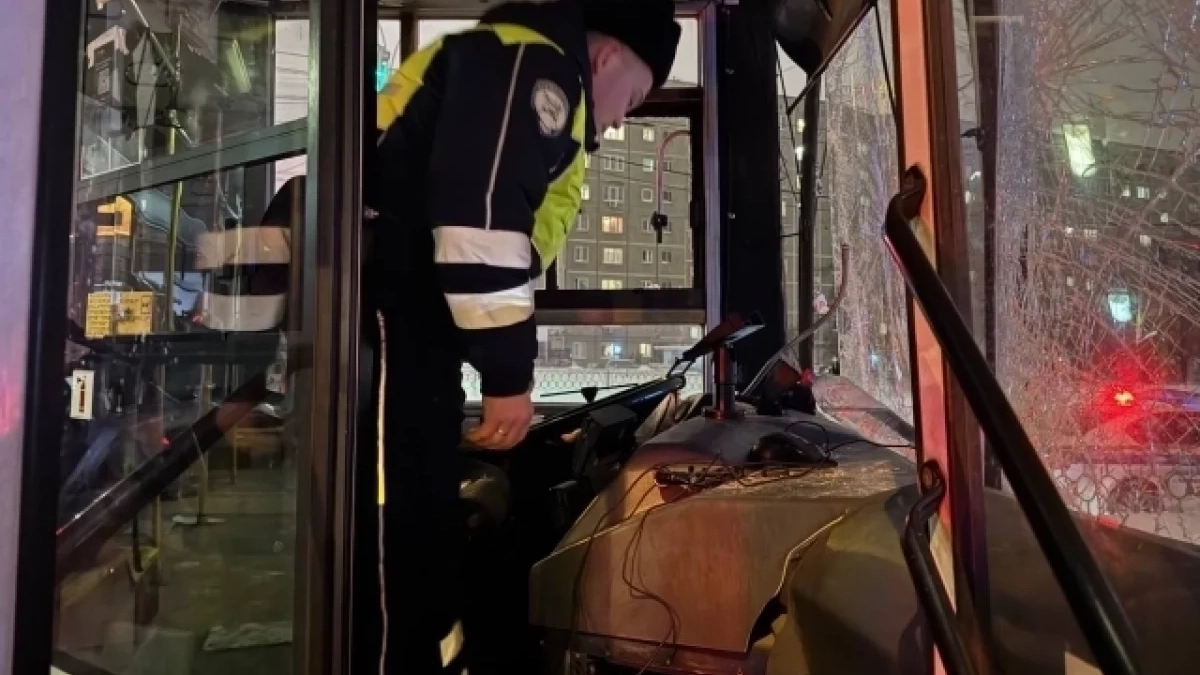 В Екатеринбурге автобус врезался в столб: пострадали восемь человек