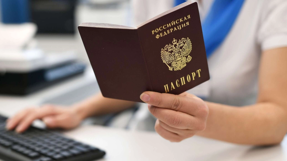 В паспорте россиян начали ставить новый штамп. Вот для чего он нужен на самом деле