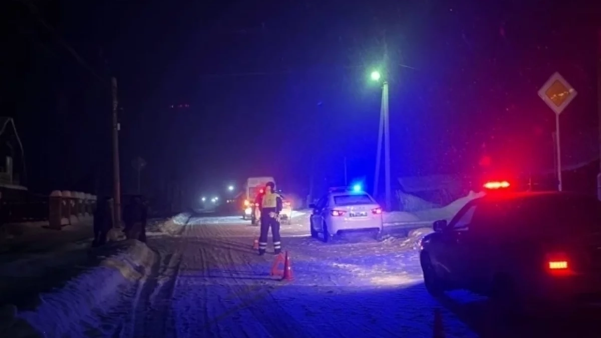 "Внезапный выбег на дорогу": в Висиме маршрутка сбила подростка и мужчину. Подробности шокирующего ДТП