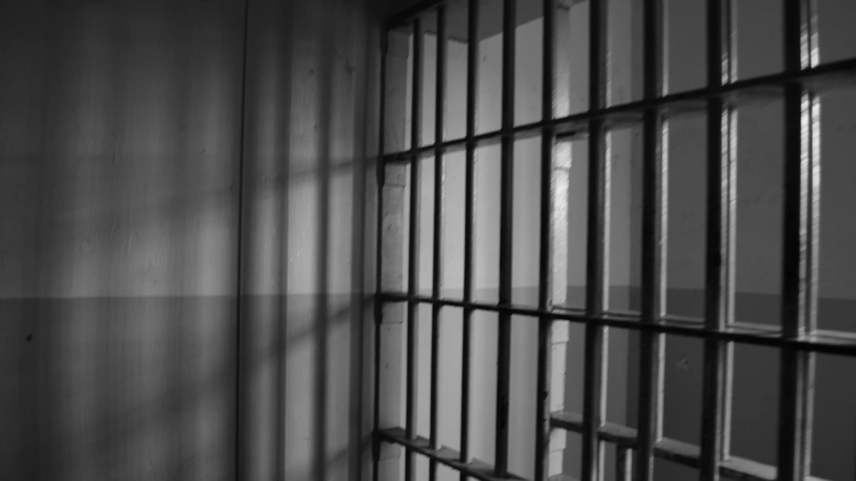 Исполнитель преступной схемы осуждён в Екатеринбурге: дроппер, похитивший 1,5 млн рублей у троих пенсионеров, отправлен в колонию на 7 лет
