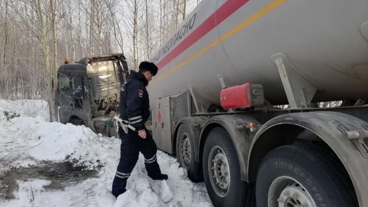 Авария с риском взрыва на Серовском тракте: под Екатеринбургом грузовик с пропаном сорвался в кювет
