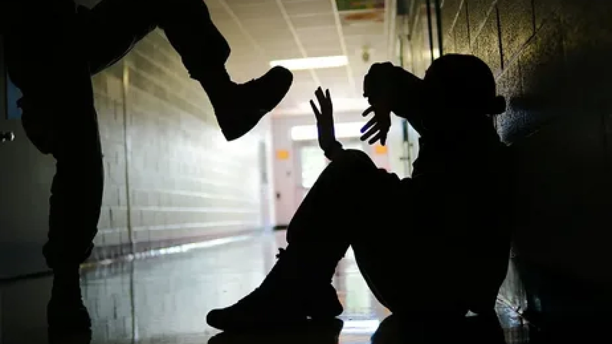 Жестокое нападение в Екатеринбурге: подростки заманили и избили 15-летнюю школьницу за гаражами
