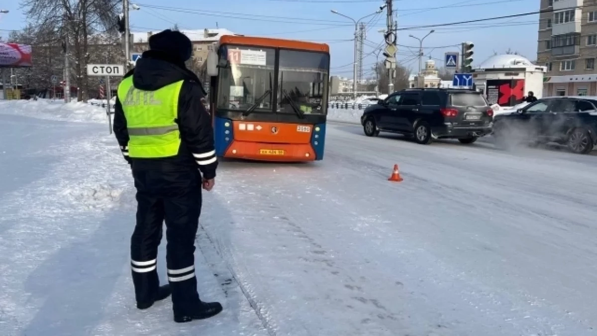 «Не замечает людей на зебре»: в Каменске-Уральском водитель автобуса сбил 80-летнюю бабушку прямо на переходе