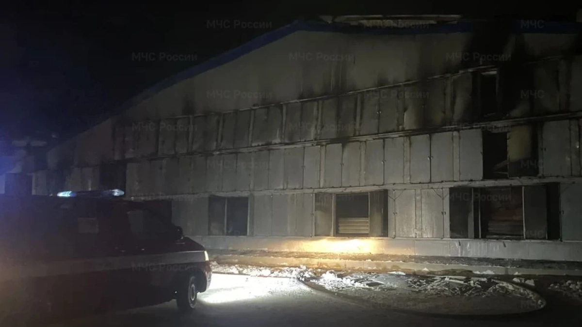 Огненный штурм в Рефтинском: огромный птицеводческий цех рухнул в огне, спасателям понадобилась вся ночь