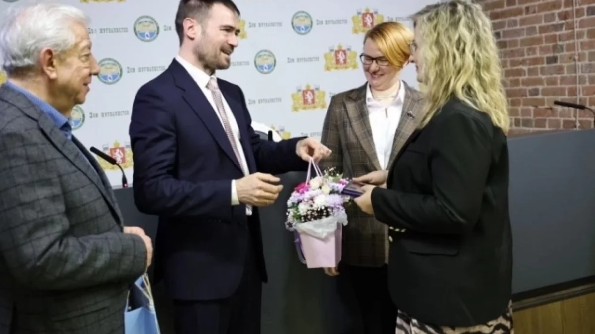 Одна работа на всю жизнь: свердловские почтовики со стажем более 30 лет получили федеральные награды