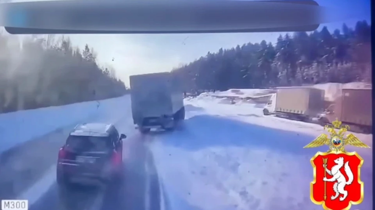 Снежная дорога стала причиной серьёзной аварии с фурой и легковушкой под Нижней Турой: подробности происшествия