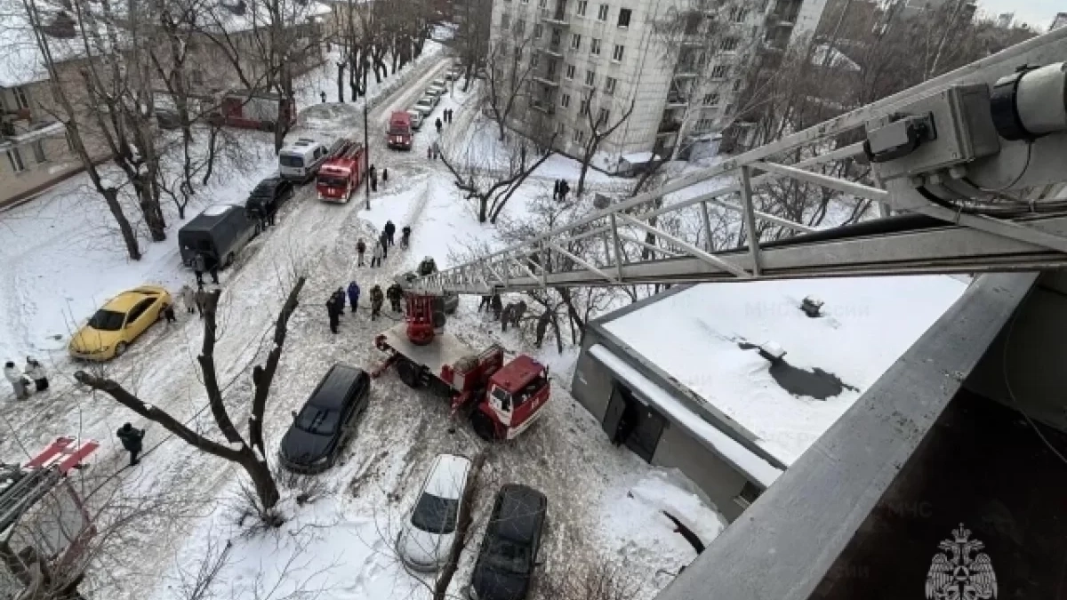 В Екатеринбурге загорелась квартира на шестом этаже: погиб человек, 21 жилец эвакуировался