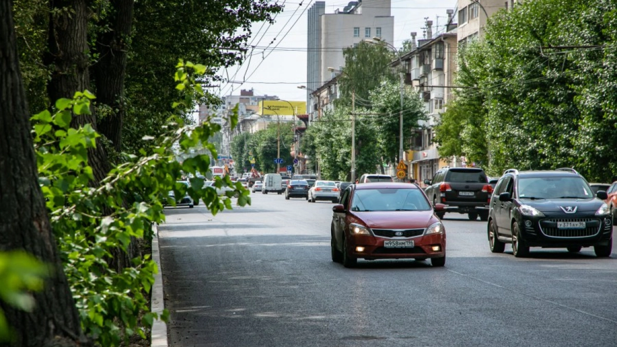 В Екатеринбурге отремонтируют 13 километров дорог, ведущих к школам и больницам