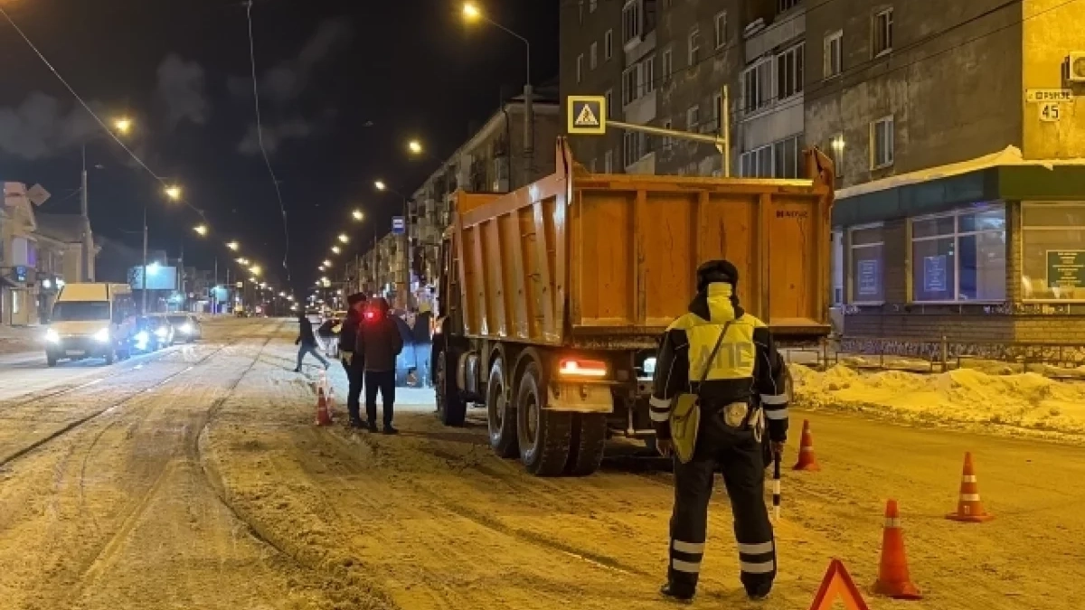 12-летняя девочка в больнице: КАМАЗ врезался в легковушку в Нижнем Тагиле