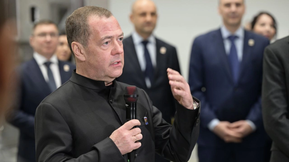 Дмитрий Медведев посетил завод «Уральские локомотивы»: что рассказали о создании высокоскоростного поезда