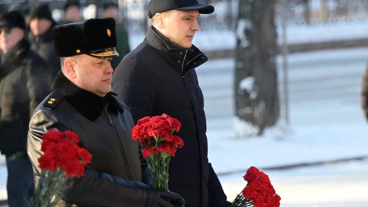 В Екатеринбурге в День защитника Отечества возложили цветы к памятнику Жукову