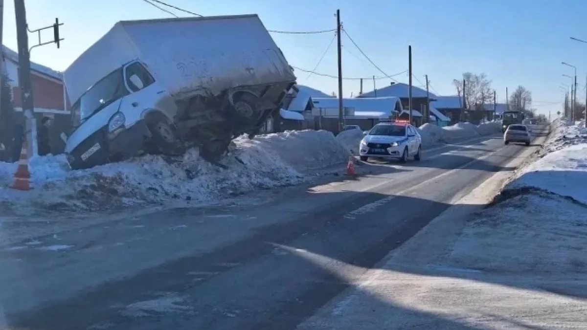 В Алапаевске столкнулись грузовик и Toyota Verso: пострадали водители и пассажирка