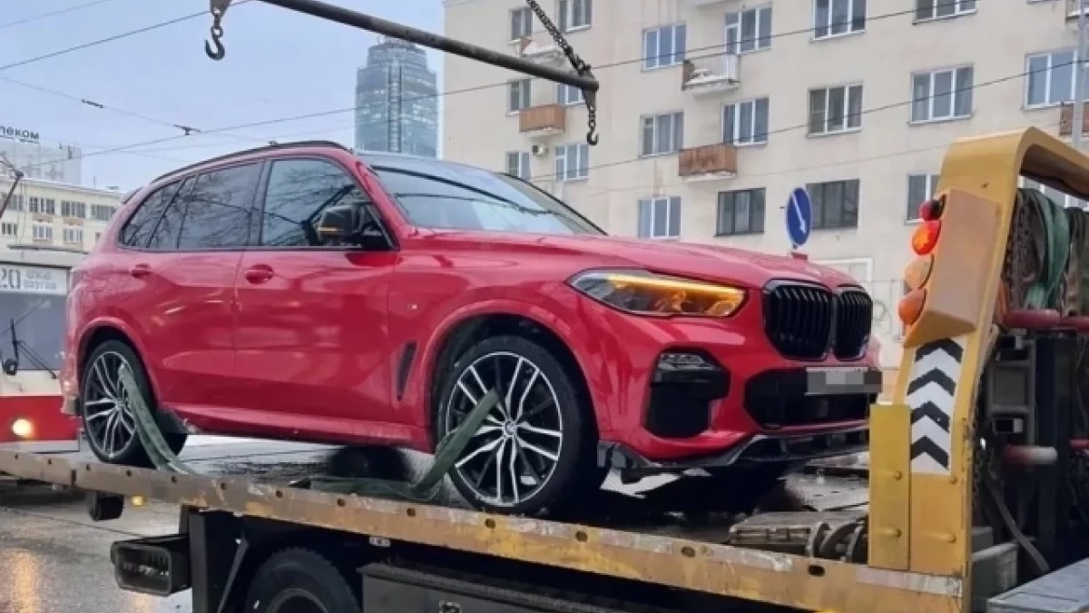 Дорогой обед обернулся потерей: екатеринбуржец лишился BMW X5 за долг в 10,7 миллиона