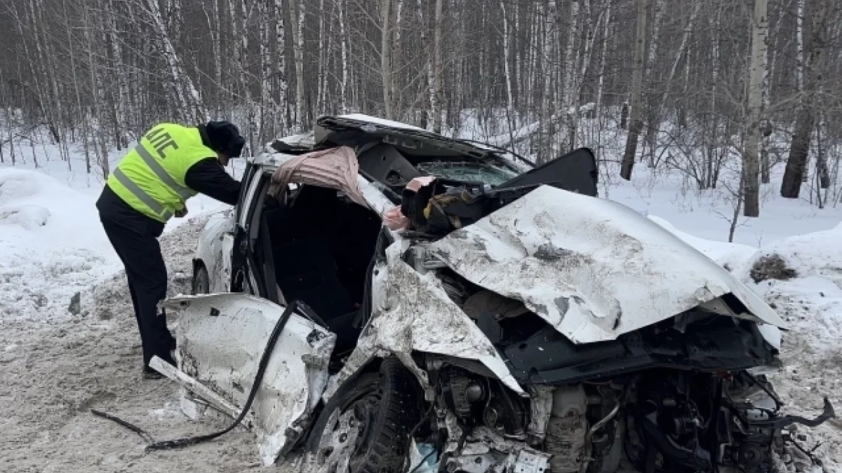 В Свердловской области девушка со стажем в пять дней устроила лобовое столкновение с грузовиком