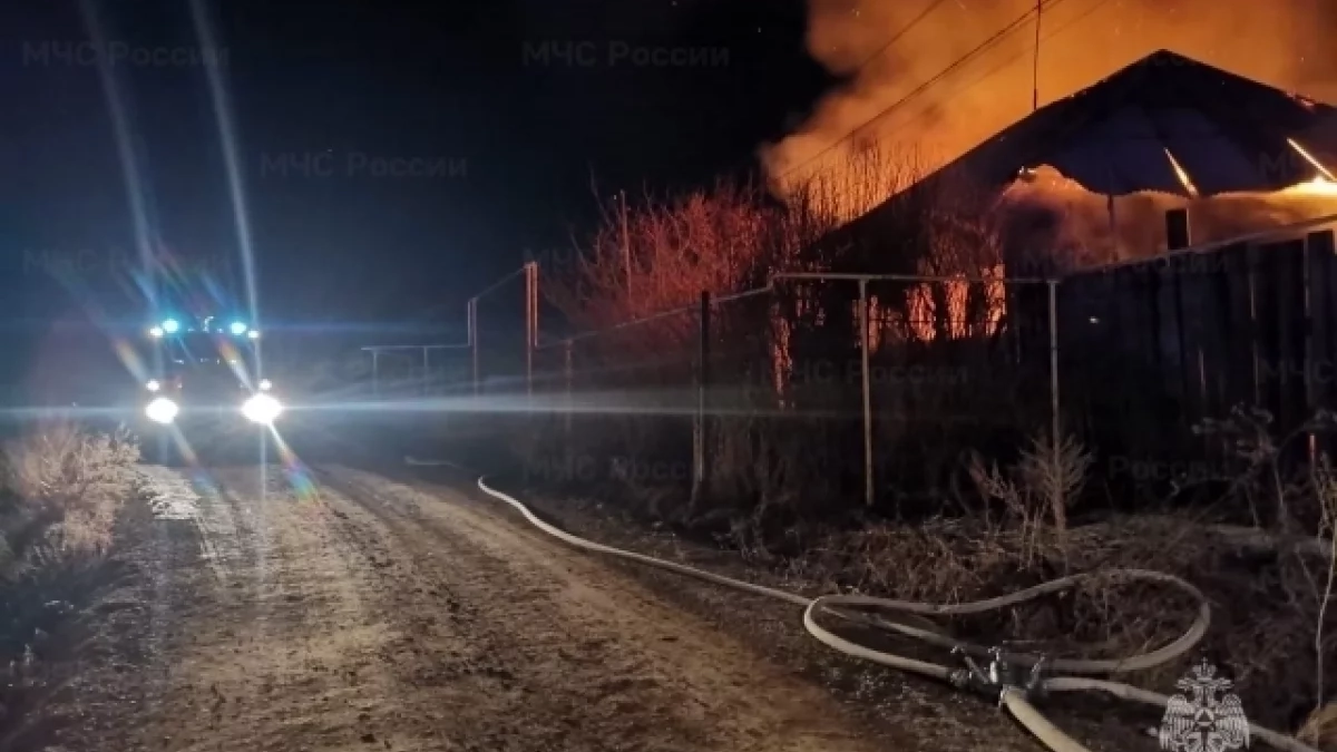 Ребёнок и взрослый пострадали при ночном пожаре в частном доме под Каменском-Уральским
