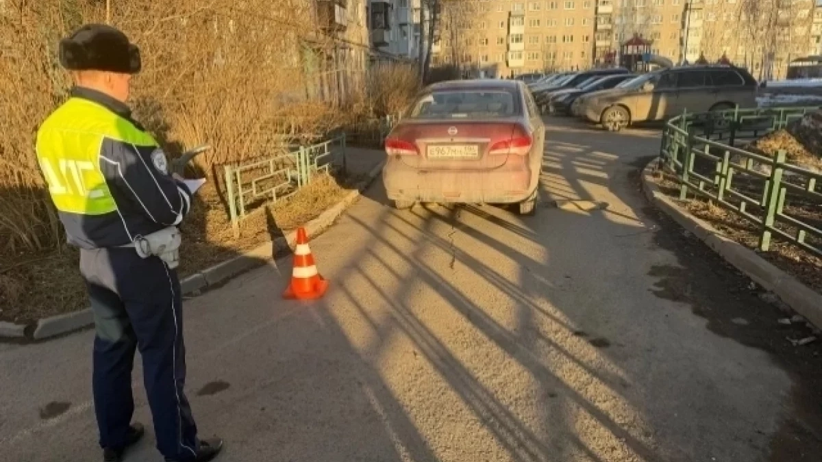 Во дворе на Эскадронной женщина-водитель сбила двухлетнего ребенка на самокате
