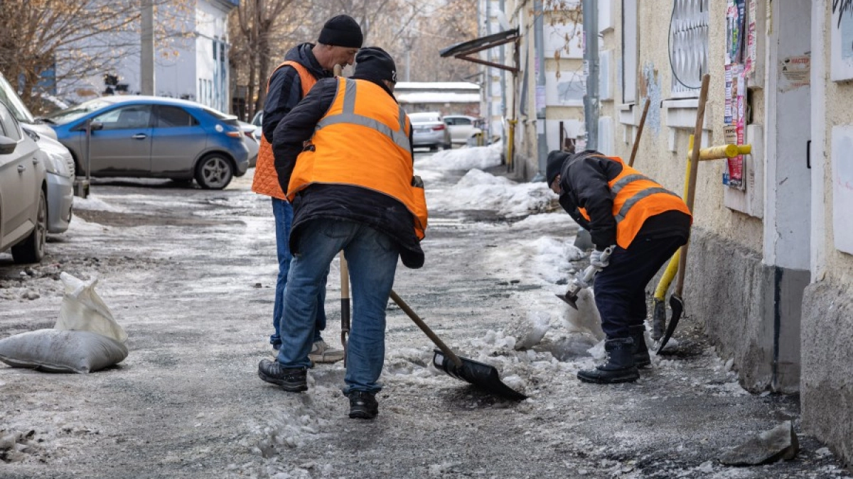 Коммунальщики начали влажную уборку Екатеринбурга: к 1 апреля технику переведут на летний режим