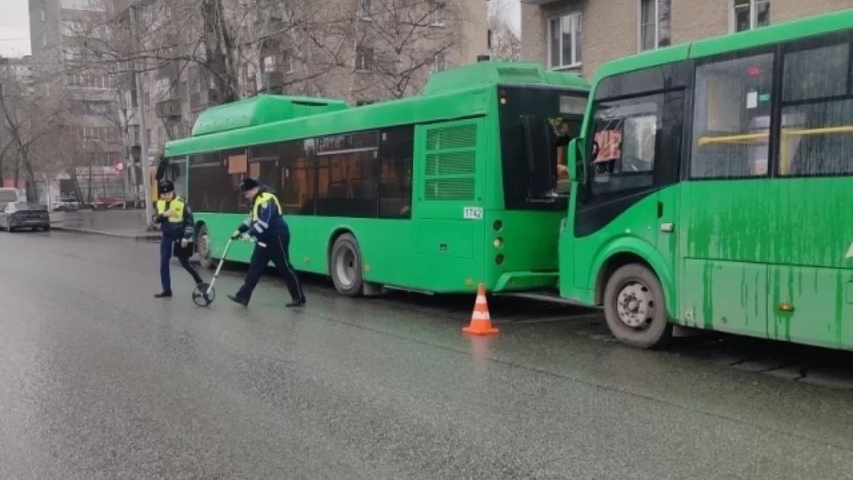 Два пассажирских автобуса столкнулись на Малышева в Екатеринбурге