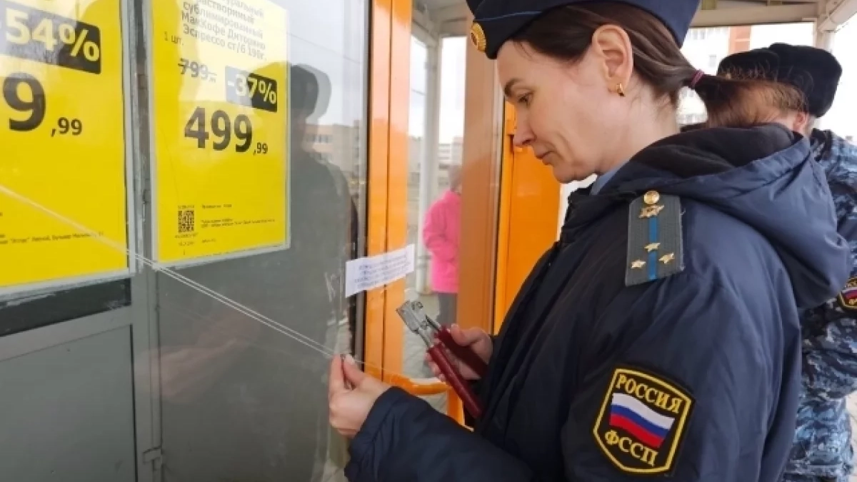 Судебные приставы опечатали торговый центр «Калейдоскоп» в Лесном
