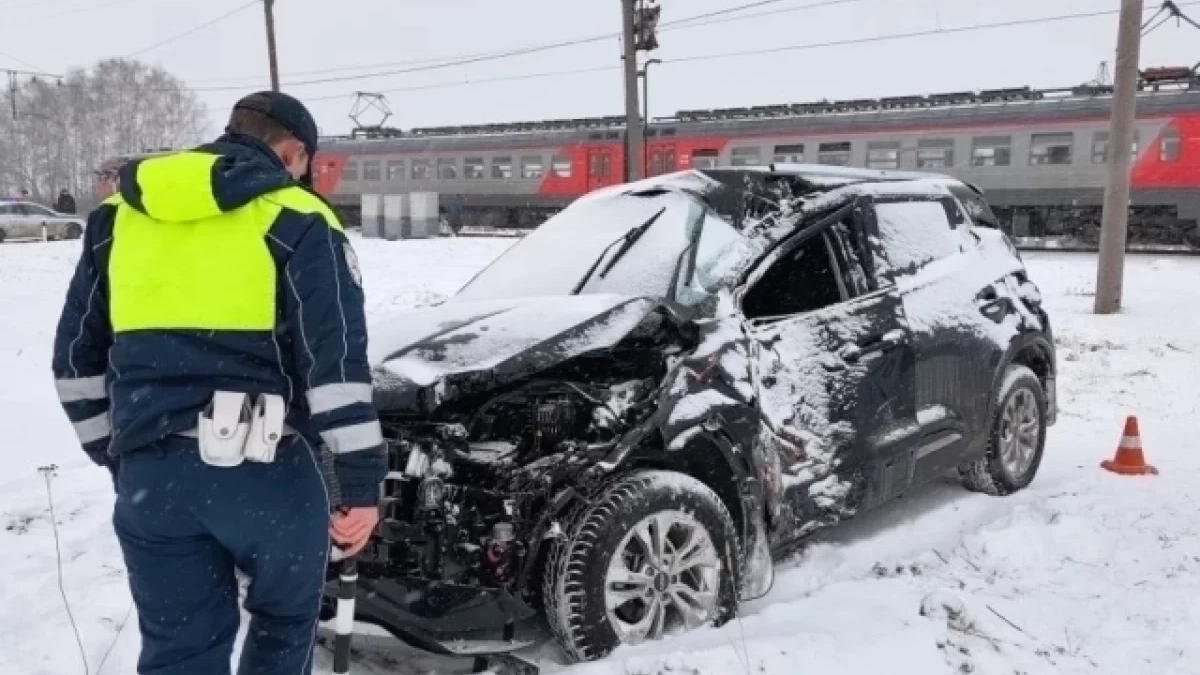Водитель Chery Tiggo проехал на красный и столкнулся с электричкой под Нижним Тагилом