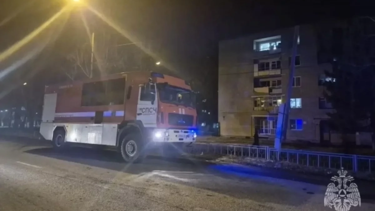 Более 50 человек эвакуировались при пожаре в жилом доме Екатеринбурга, двое пострадали