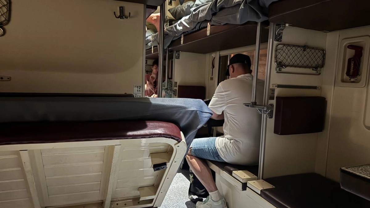 Пассажир с нижней полки не разрешил мне положить вещи под его место — у кого по закону больше прав