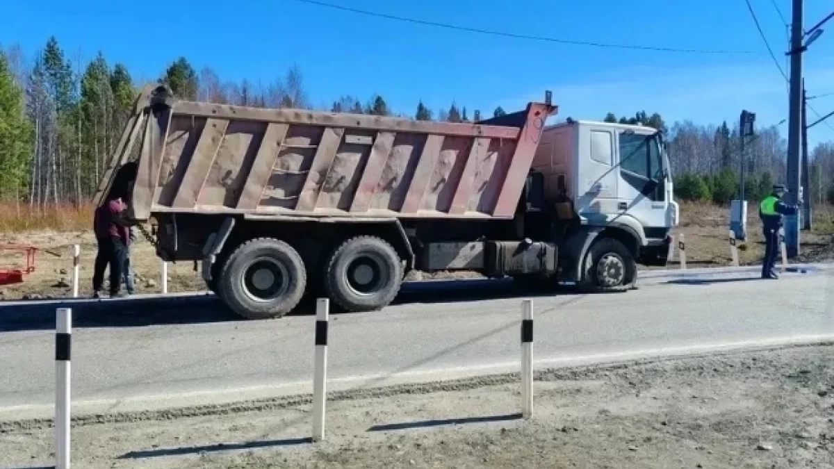 В Кушве самосвал снёс шлагбаум на железнодорожном переезде