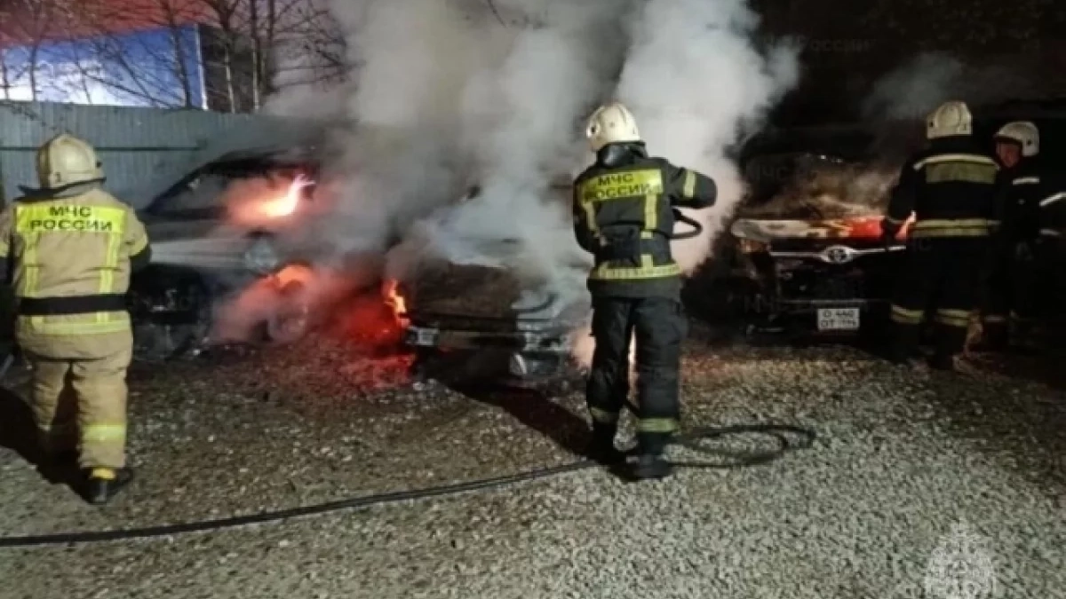 Тело мужчины нашли в одном из трёх сгоревших автомобилей в Екатеринбурге: что известно о пожаре