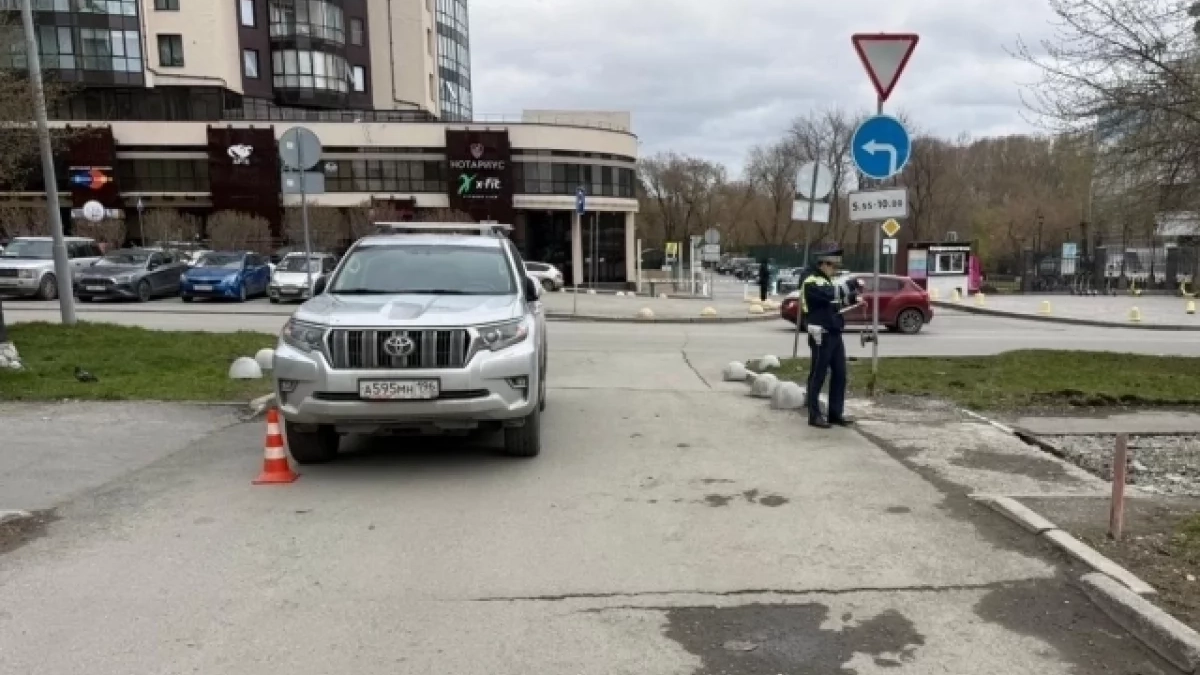 В Екатеринбурге водитель внедорожника не заметил ребенка на велосипеде из-за препятствия во дворе — мальчик в больнице