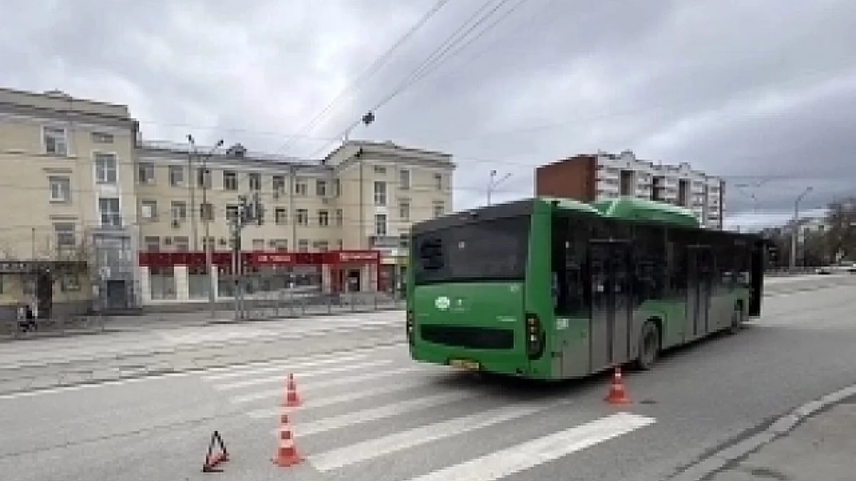 В Екатеринбурге автобус на «зебре» сбил 19-летнего пешехода — пассажиры не пострадали