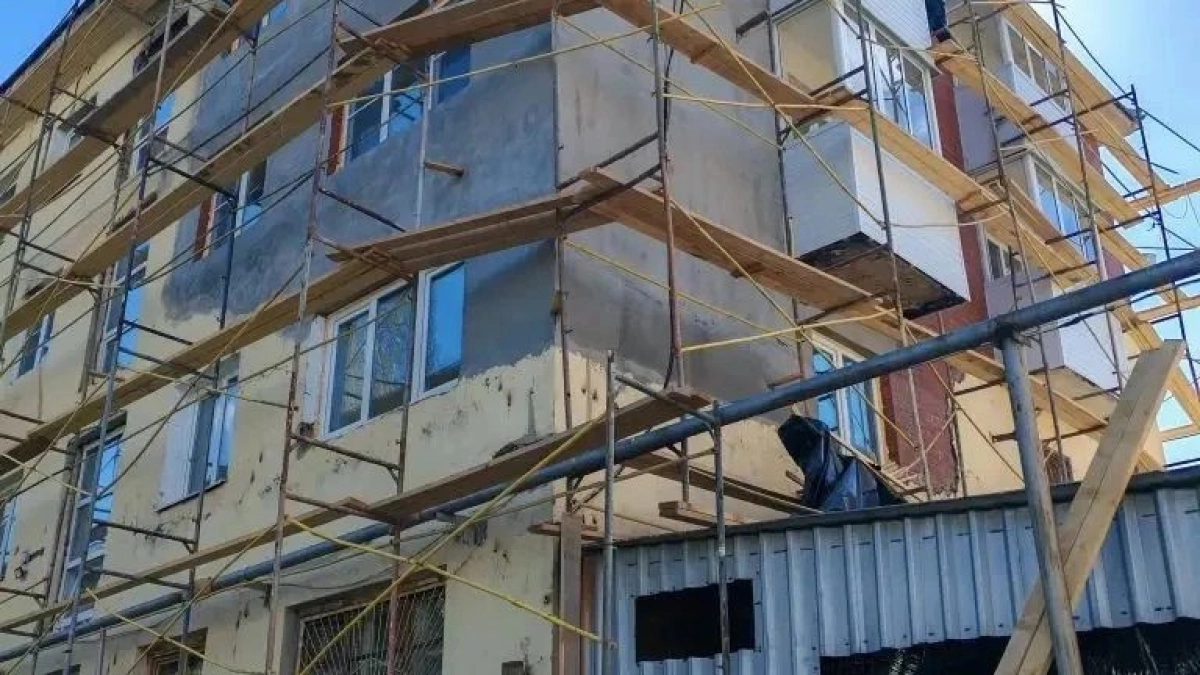 Ключи получили 12 семей: более 17 млн рублей выделили на ремонт дома в Первоуральске