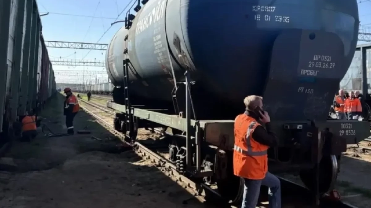 Сход цистерны с рельсов произошёл во время маневровых работ в Свердловской области