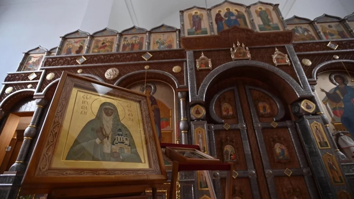 В Екатеринбурге освятили храм при крупнейшем хосписе: иконостас создали мастера из Сергиева Посада