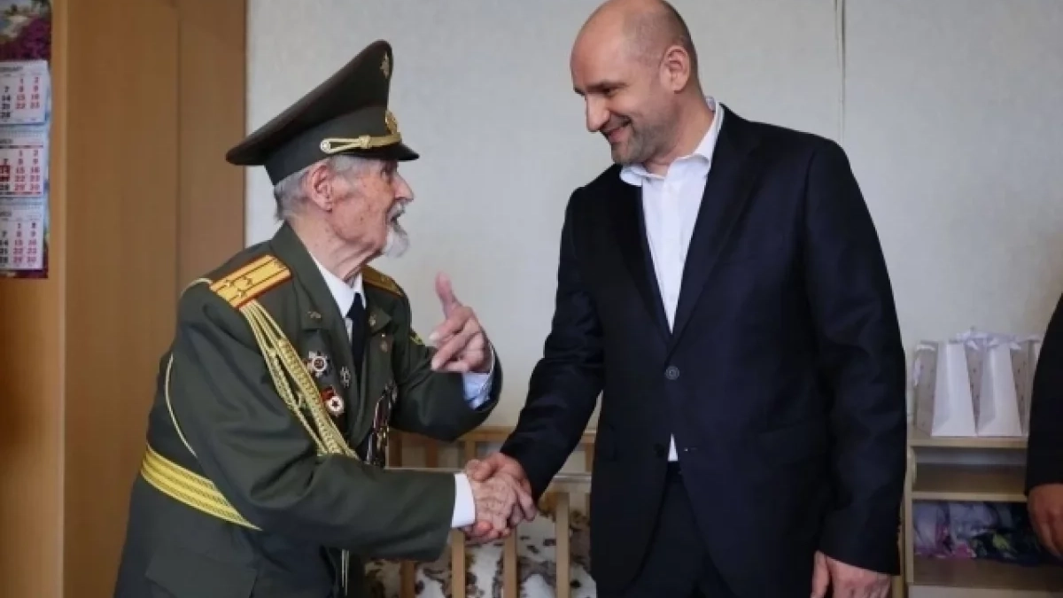 Полпред Артем Жога поздравил 100-летнего ветерана из Свердловской области с юбилеем